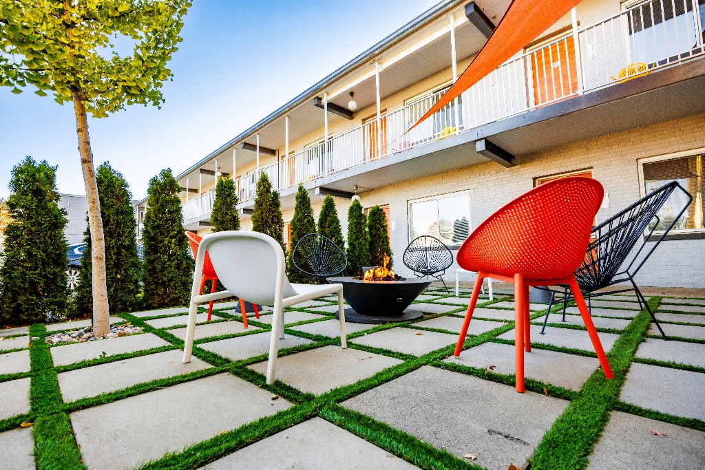 Quiet courtyard patio at Hotel Royal Oak